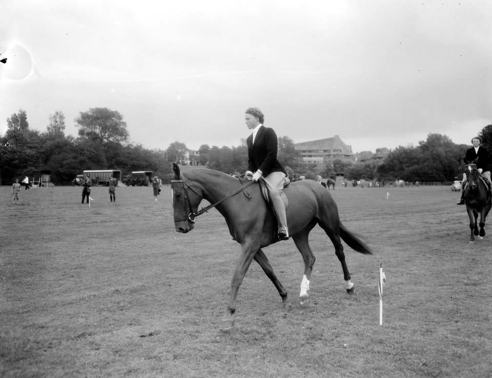 Concours Hippique Den Haag met Prinses Beatrix en Prinses Irene, Bestanddeelnr 906-7289