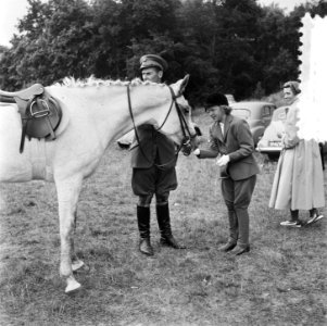 Concours Hippique Den Haag. Voeren klontje, Bestanddeelnr 905-2679