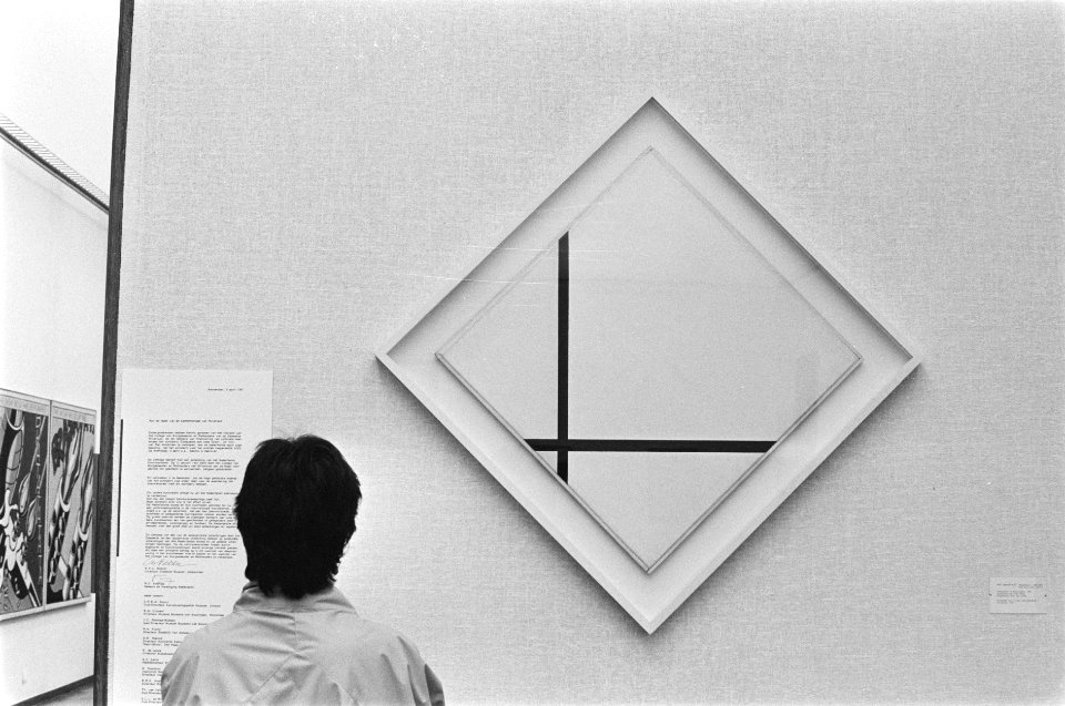 Compositie van 2 lijnen van Piet Mondriaan dat met verkoop bedreigd wordt, in St, Bestanddeelnr 933-9716