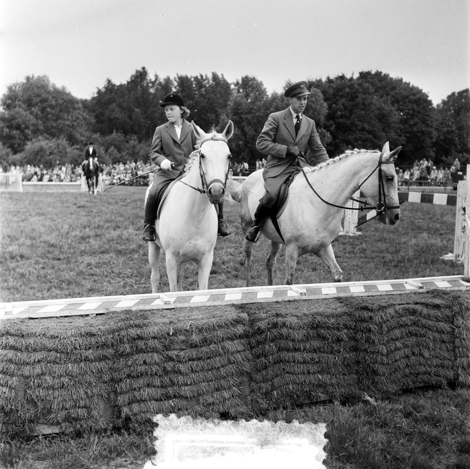 Concours Hippique Den Haag. Prinses Irene en Prins Bernhard . Ook de nummers 526, Bestanddeelnr 905-2701