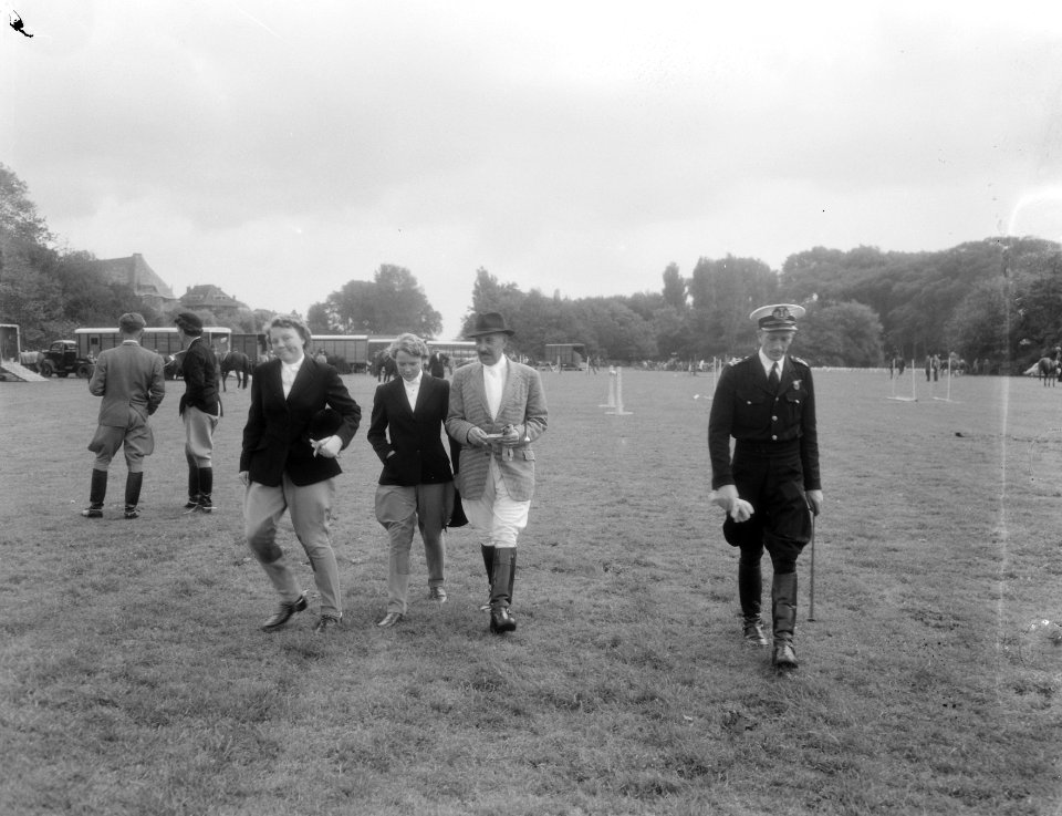 Concours Hippique Den Haag met Prinses Beatrix en Prinses Irene, Bestanddeelnr 906-7283