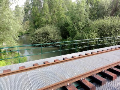 Condé-sur-Suippe (Aisne) La Suippe et pont du chemin de fer