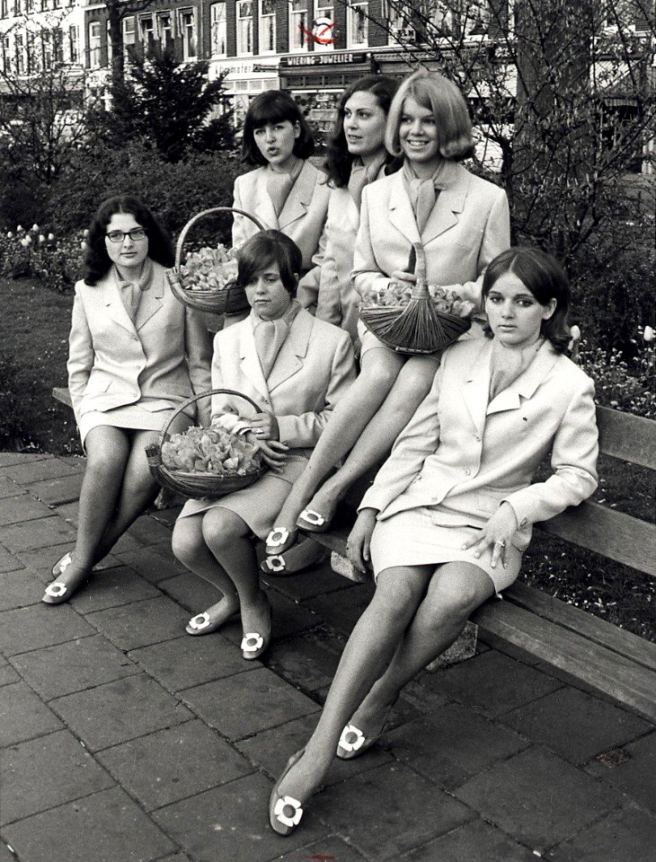 Concurrentes voor de Haarlemse bloemenmeisjes, bloemenmeisjes uit de Generaal Cronjéstraat op een bankje in het Julianapark. Aangekocht van fotograaf C. de Boer. Identificatienummer 54-01184, NL-HlmNHA 54010752