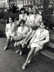 Concurrentes voor de Haarlemse bloemenmeisjes, bloemenmeisjes uit de Generaal Cronjéstraat op een bankje in het Julianapark. Aangekocht van fotograaf C. de Boer. Identificatienummer 54-01184, NL-HlmNHA 54010752