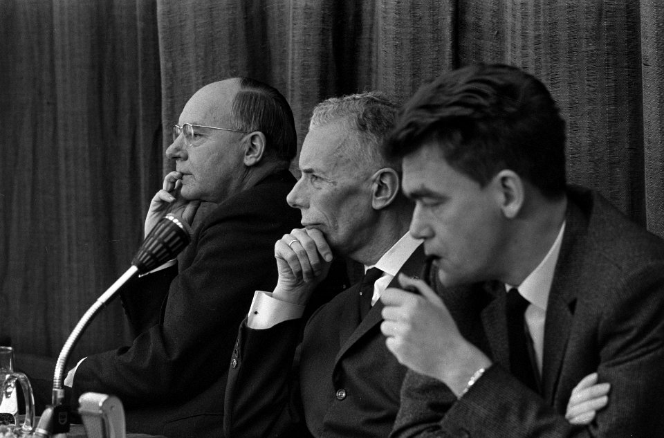 Conferentie, door de Dr. Wiardi Beckman stichting , v.l.n.r. Minister Vondeling , Bestanddeelnr 918-7824