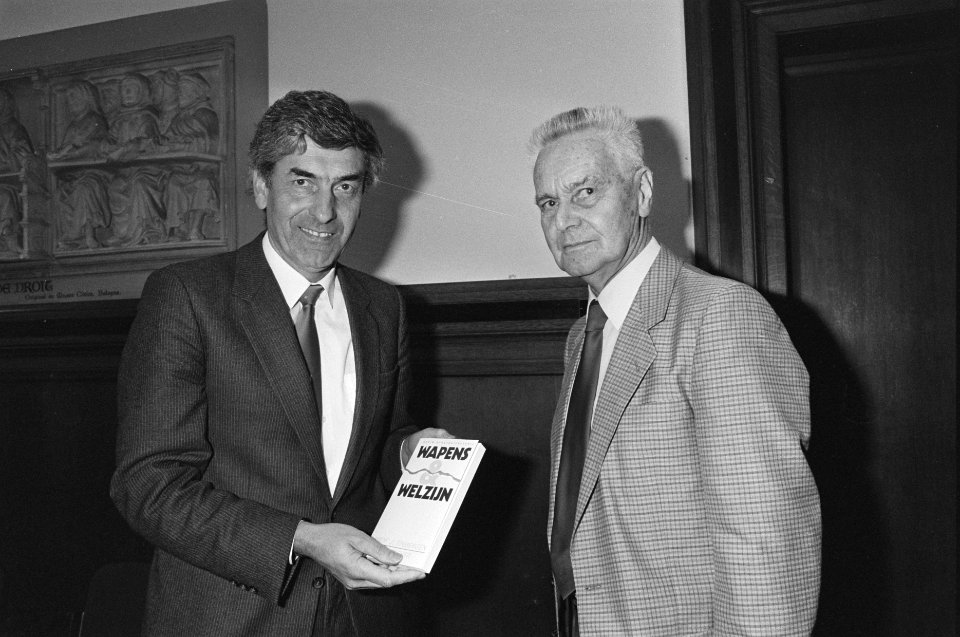 Conferentie NOVIB Wapens en Welzijn ter ere van Ned. vert. prof. Jan Tinbergen, Bestanddeelnr 934-0037