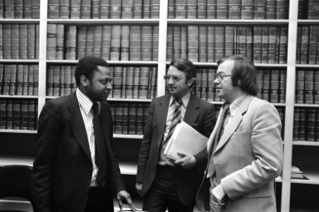 Conferentie over Guinee Bissau in gebouw Tweede Kamer Relus ter Beek in gesprek , Bestanddeelnr 927-1959