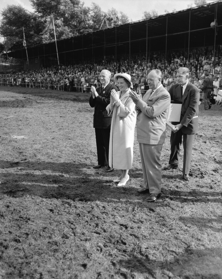 Concours hippique te Rotterdam Beatrix reikt prijs uit, Bestanddeelnr 909-8305