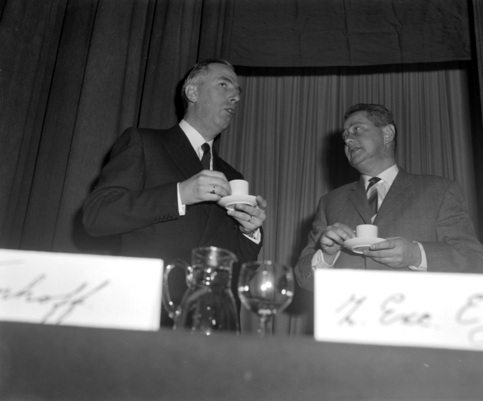 Conferentie VVD in Minervapaviljoen te Amsterdam, links staatssecretaris van Ver, Bestanddeelnr 914-7544