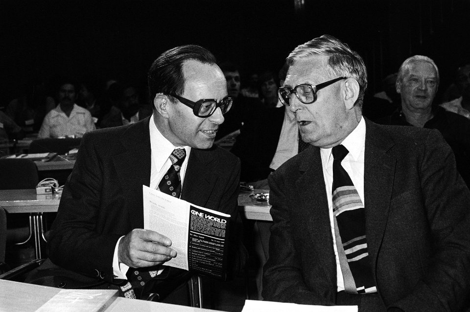 Conferentie Wereldraad van Kerken Noordwijkerhout dr H Fiolet (l) (secr Raad , Bestanddeelnr 930-8792