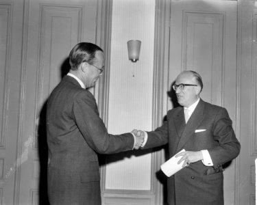 Congres randgebieden in Leeuwarden begonnen Prins Bernhard en prof Hallstein, Bestanddeelnr 915-1806