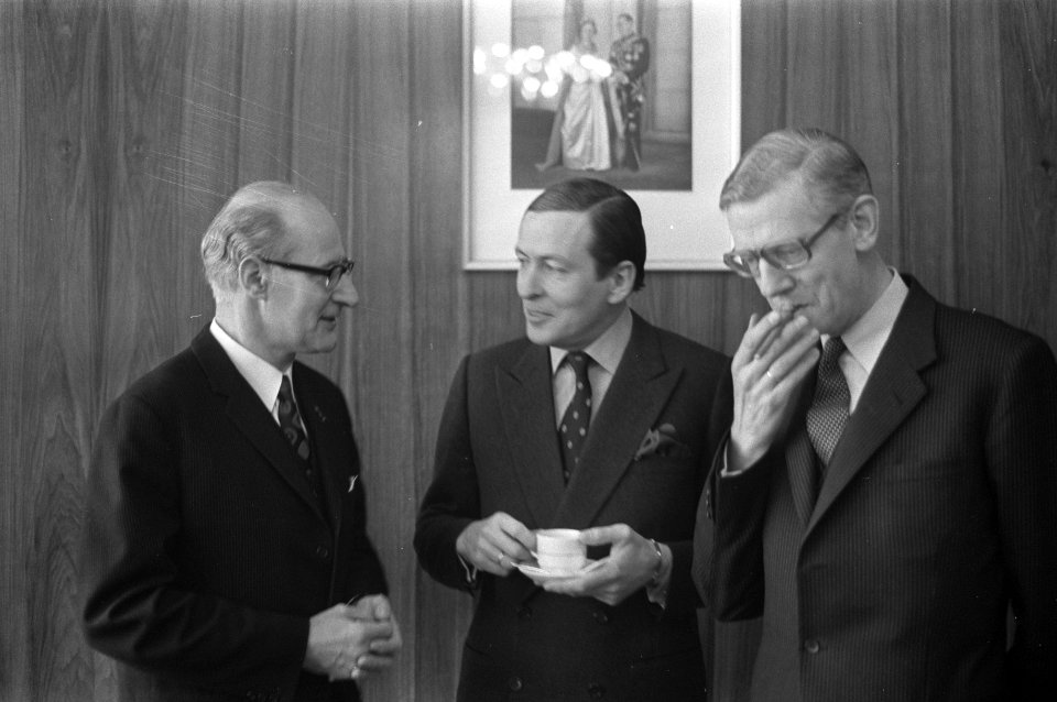 Congres over stadsvernieuwing in congresgebouw Den Haag vlnr oud minister Sc, Bestanddeelnr 925-3392