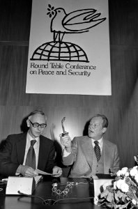 Conferentie Vrede en Veiligheid in Amsterdam Brandt en Van der Stoel onder embl, Bestanddeelnr 928-8726