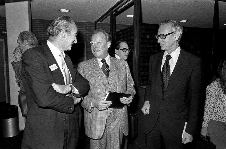 Conferentie Vrede en Veiligheid in Amsterdam v.l.n.r. minister Vredeling , Will, Bestanddeelnr 928-8722