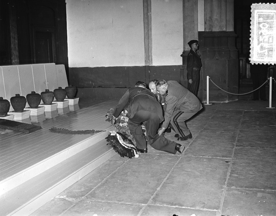 Congres reserve-officieren Amsterdam, kranslegging nieuwe kerk, Bestanddeelnr 907-3290
