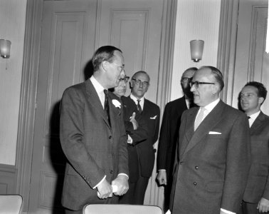 Congres randgebieden in Leeuwarden begonnen Prins Bernhard in gesprek met prof, Bestanddeelnr 915-1805
