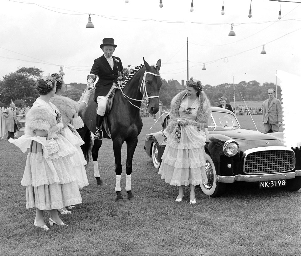 Concours Hippique Den Haag , uitreiking door Haagse bloemenkoningin, Bestanddeelnr 906-6589
