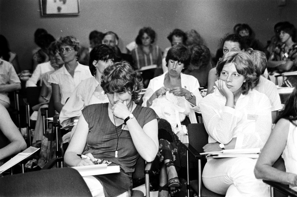 Conferentie Vrouwen en sexueel geweld geopend in Den Haag deelneemsters in d, Bestanddeelnr 932-1994