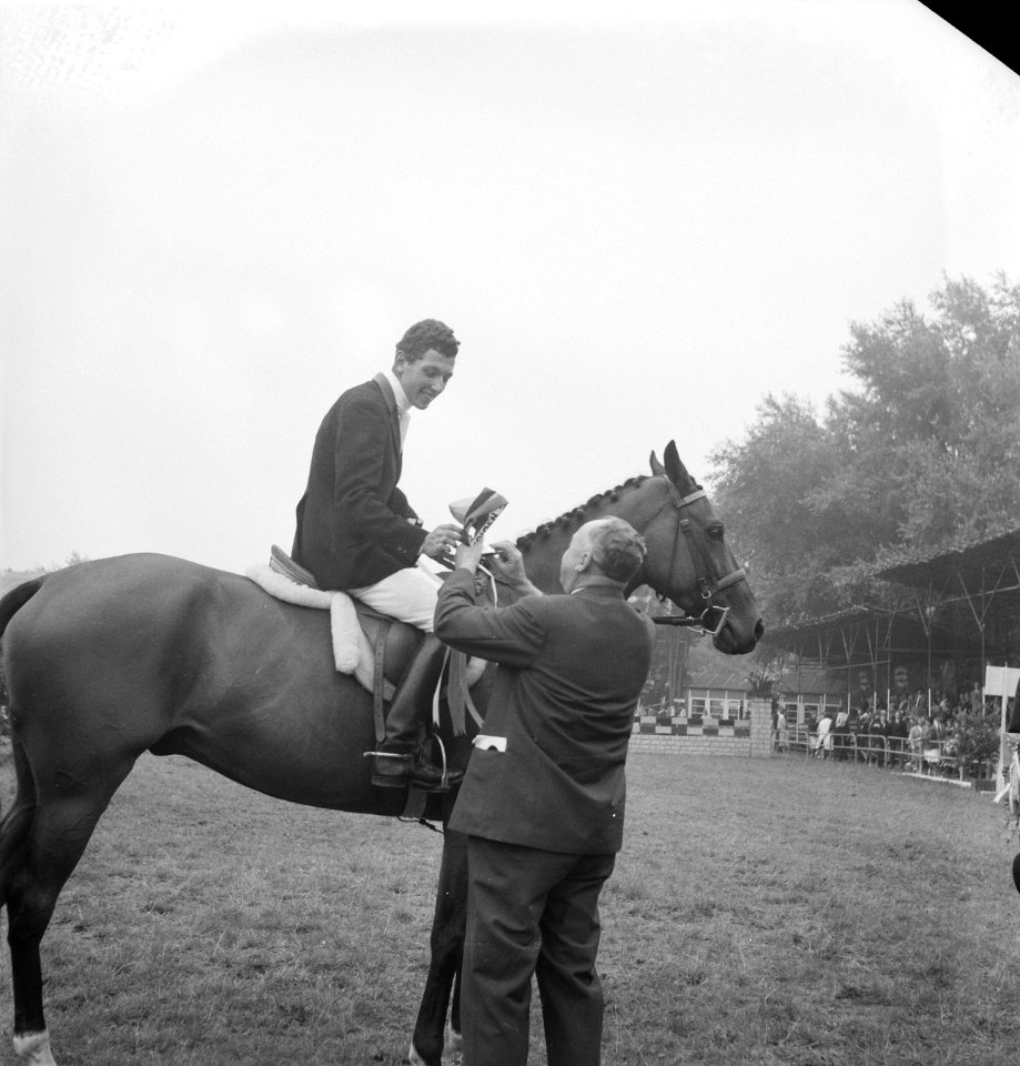 Concours Hippique te Rotterdam Lance Huet neemt prijs in ontvangst, Bestanddeelnr 912-8852