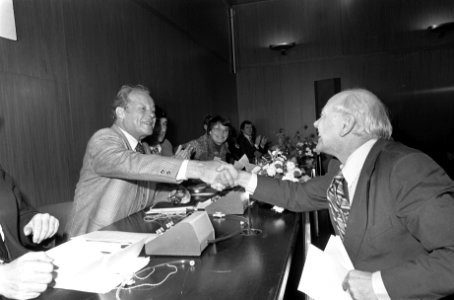 Conferentie Vrede en Veiligheid in Amsterdam Den Uyl begroet Brandt, Bestanddeelnr 928-8729
