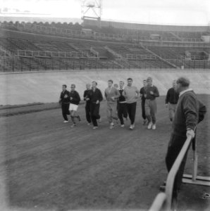 Conditietraining van de hockeyspelers in het Olympisch Stadion, Bestanddeelnr 910-6278
