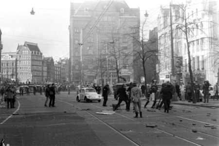 Confrontatie op het Rokin tussen politieagenten ordeverstoorders, Bestanddeelnr 923-4824