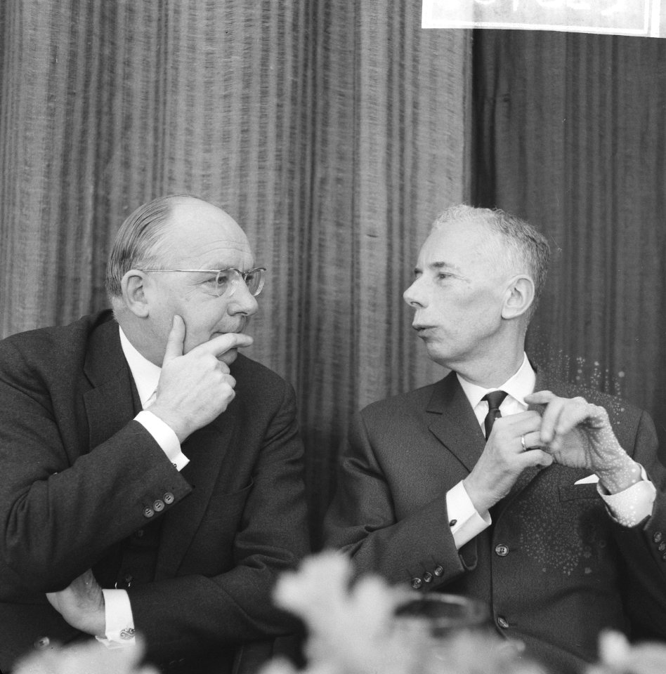 Conferentie, door de Dr. Wiardi Beckman stichting , Minister Vondeling en mr. G., Bestanddeelnr 918-7825