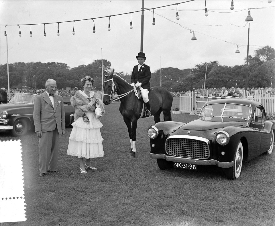 Concours Hippique Den Haag , uitreiking door Haagse bloemenkoningin, Bestanddeelnr 906-6588