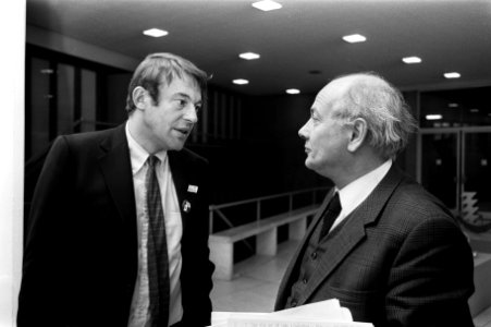 Congres D66 in RAI Amsterdam. Drs. J. Den Uyl (rechts) en Van Mierlo, Bestanddeelnr 923-0749