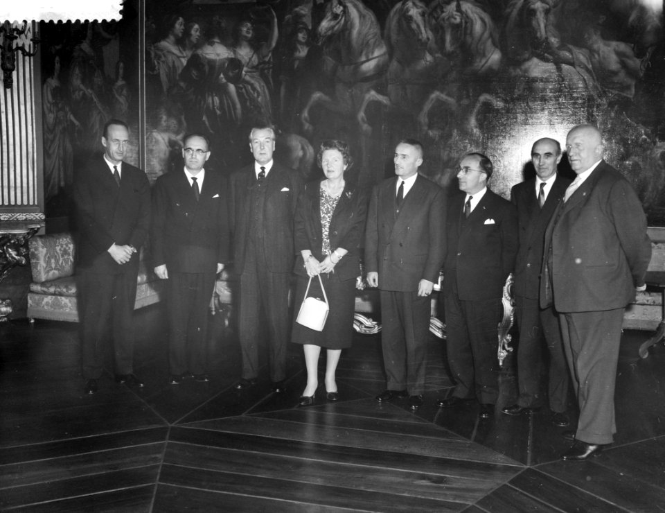 Conferentie van ministers van Onderwijs in het Vredespaleis te Den Haag koningi, Bestanddeelnr 910-8155