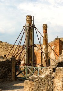 Consolidation column house faun Pompeii