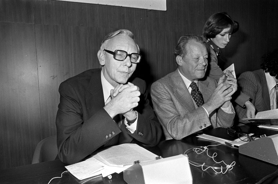 Conferentie Vrede en Veiligheid in Amsterdam Brandt en Van der Stoel onder embl, Bestanddeelnr 928-8727