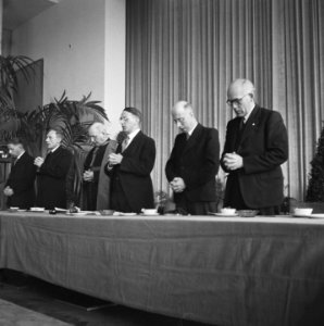 Congres van de Katholieke Actie te Utrecht. Het bestuur tijdens bet openingsgebe, Bestanddeelnr 900-8254