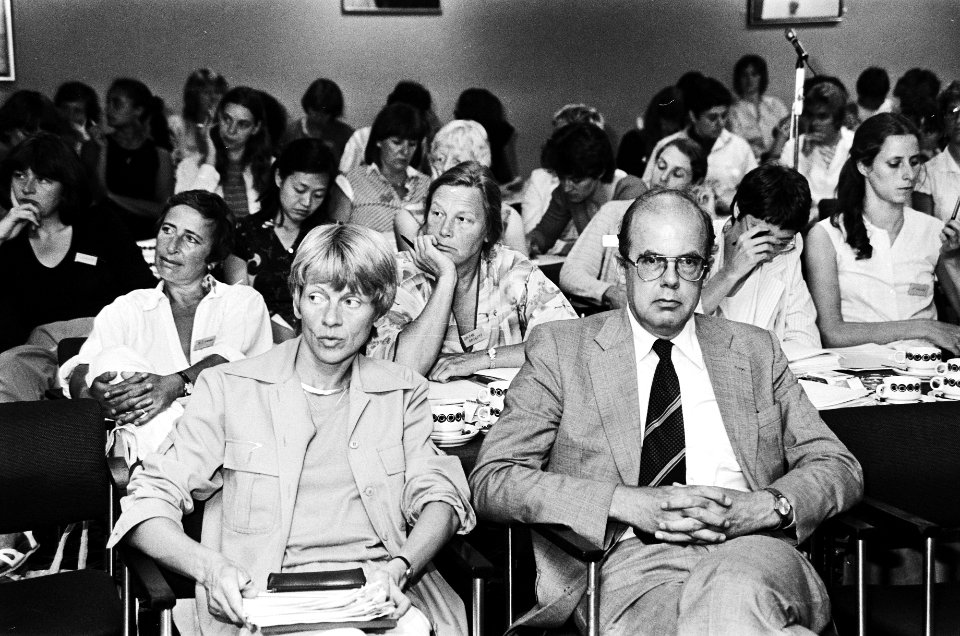 Conferentie Vrouwen en sexueel geweld geopend in Den Haag minister De Ruiter, Bestanddeelnr 932-1991