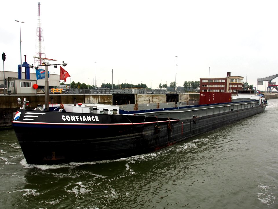Confiance - ENI 02321403 leaving the Van Cauwelaertsluis, pic12