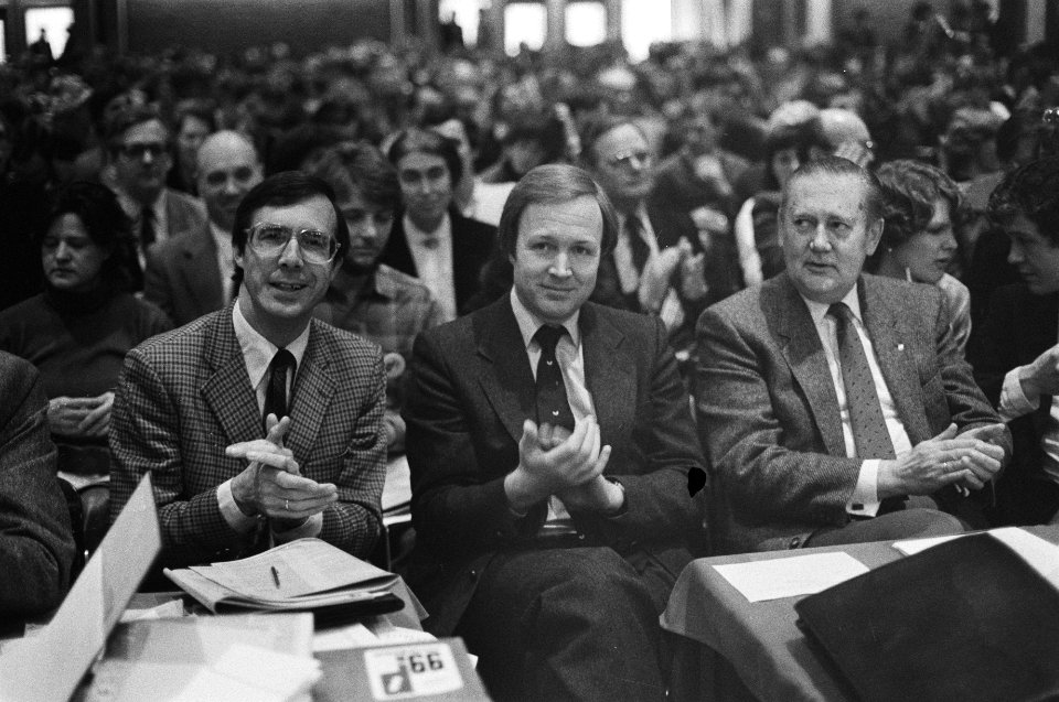 Congres D66 in Amersfoort, vlnr Brinkhorst, Terlouw en Veevalking, Bestanddeelnr 931-3344