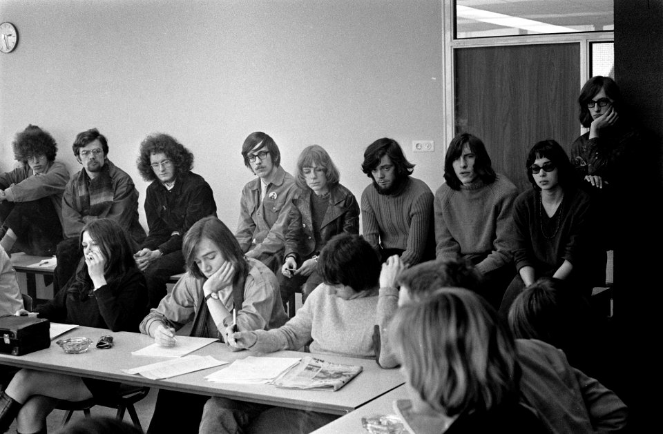 Congres ASVA te Amsterdam over nieuwe opzet van ASVA. Studenten tijdens een sect, Bestanddeelnr 923-3448