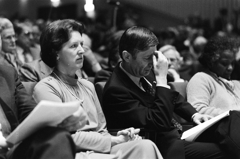 Congres CDA in Den Haag , Premier Van Agt bereidt zijn toespraak voor, links zij, Bestanddeelnr 931-3346