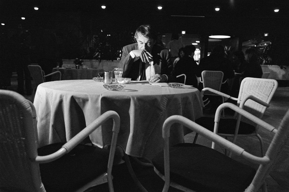 Congres D'66 in Breda Hans van Mierlo schrijft zijn toespraak, Bestanddeelnr 933-4987