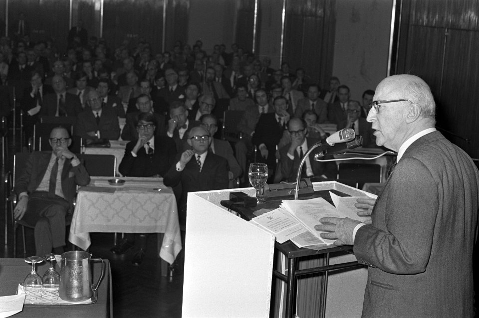 Congres over binnenstad van Amsterdam, Burgemeester Samkalden spreekt, Bestanddeelnr 925-9768