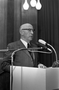 Congres over binnenstad van Amsterdam, nummer 8 en 9 Samkalden spreekt, Bestanddeelnr 925-9773