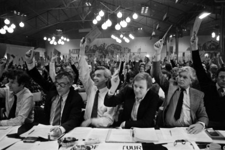 Congres D66 in Utrecht tijdens stemming v.l.n.r. Glastra van Loon , Jan Terlou, Bestanddeelnr 929-0129