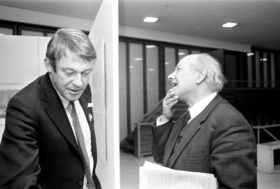 Congres D66 in RAI Amsterdam. Drs. J. Den Uyl (rechts) en Van Mierlo, Bestanddeelnr 923-0748