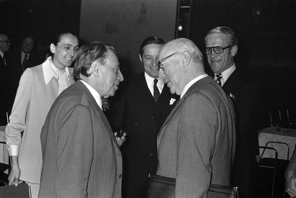 Congres over binnenstad van Amsterdam, Burgemeester Samkalden (rechts) spreekt m, Bestanddeelnr 925-9769