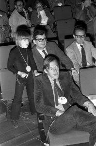 Congres D66 in Utrecht, Van Mierlo (vooraan) en achter hem Hans Gruijters met zo, Bestanddeelnr 925-9229