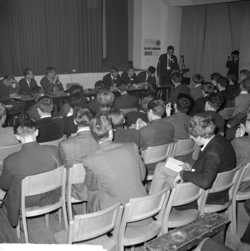 Congres in het Volkshuis te Leiden van de Studenten Vakbeweging , Anton Hooff aa, Bestanddeelnr 917-1457