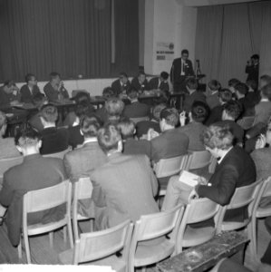 Congres in het Volkshuis te Leiden van de Studenten Vakbeweging , Anton Hooff aa, Bestanddeelnr 917-1457