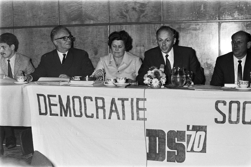 Congres DS70 in Utrecht achter voorzitterstafel v.l.n.r. F.J. Goedhart, mevr…, Bestanddeelnr 924-0123