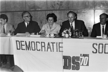 Congres DS70 in Utrecht achter voorzitterstafel v.l.n.r. F.J. Goedhart, mevr…, Bestanddeelnr 924-0123
