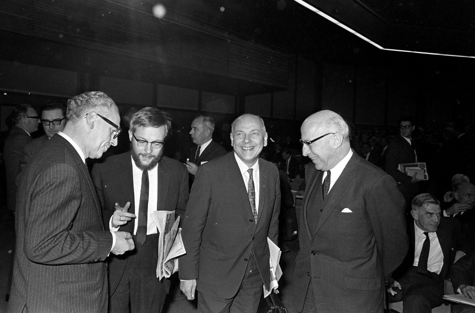 Congres PvdA in de RAI. De heren Vrolijk, Van den Doel, Den Uyl en Samkalden, Bestanddeelnr 920-8769